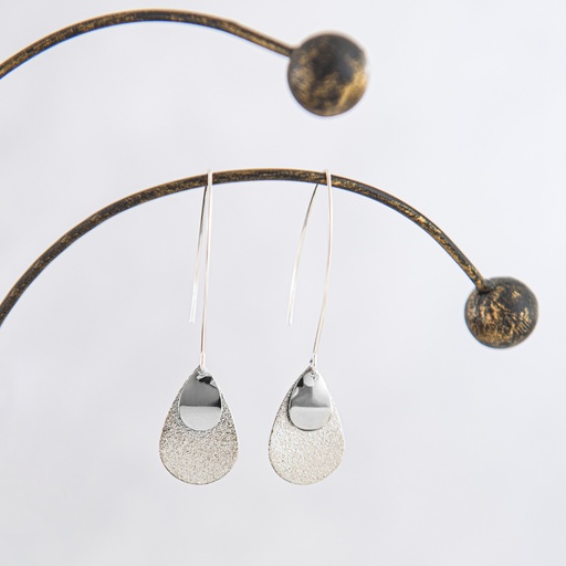 Oorbellen zilverkleurige lange hanger met druppel glitter en glans