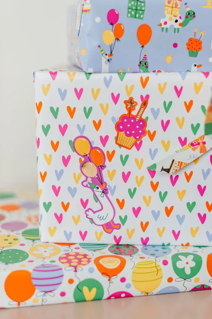 0035134_kp-cadeaupapier-100m-lots-of-love-multicolor.webp