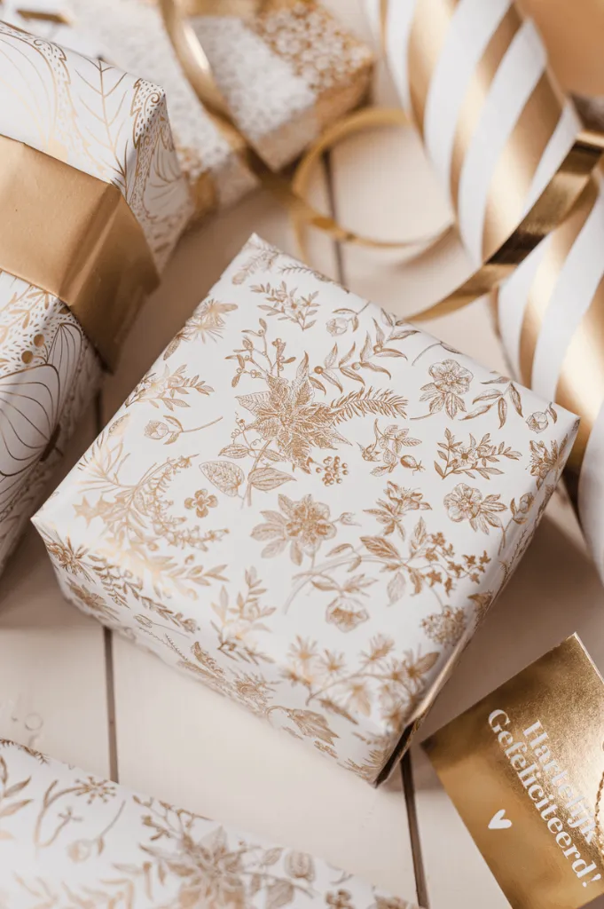0039798_kp-cadeaupapier-100m-winter-nature-gold.webp