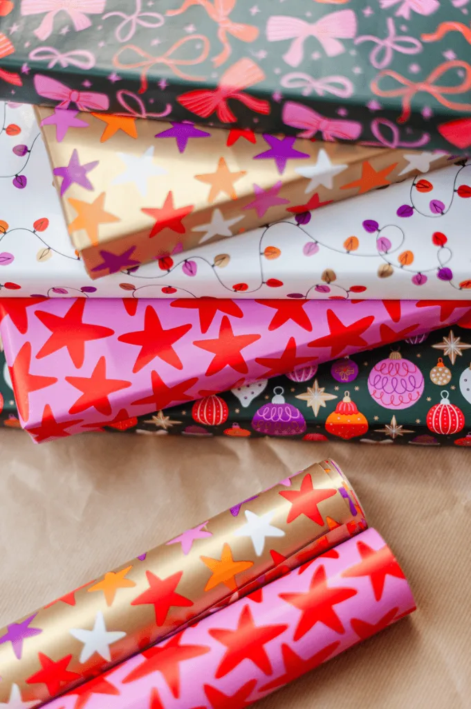 0035307_consumentenrollen-box-kp-colorful-christmas-70cm-x-2m-50rol.webp