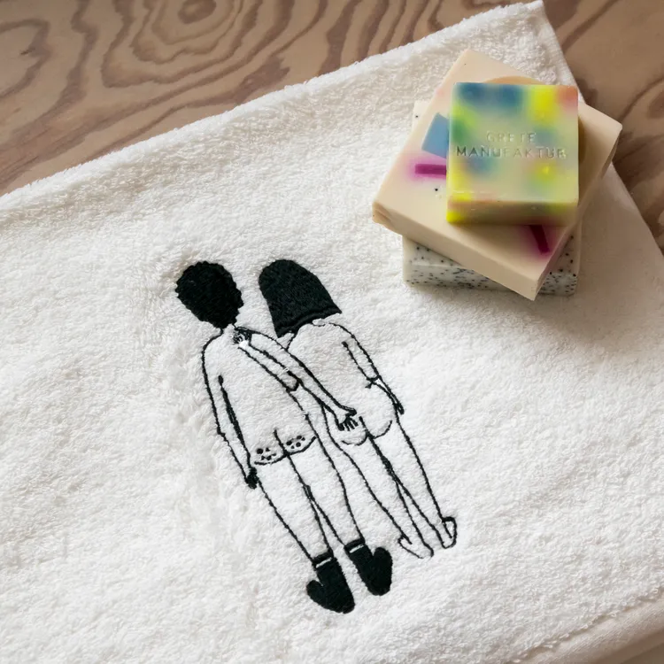 guesttowel_nakedcoupleback_488982f2-e0ee-4ccd-a114-67418f4cfdd5.webp