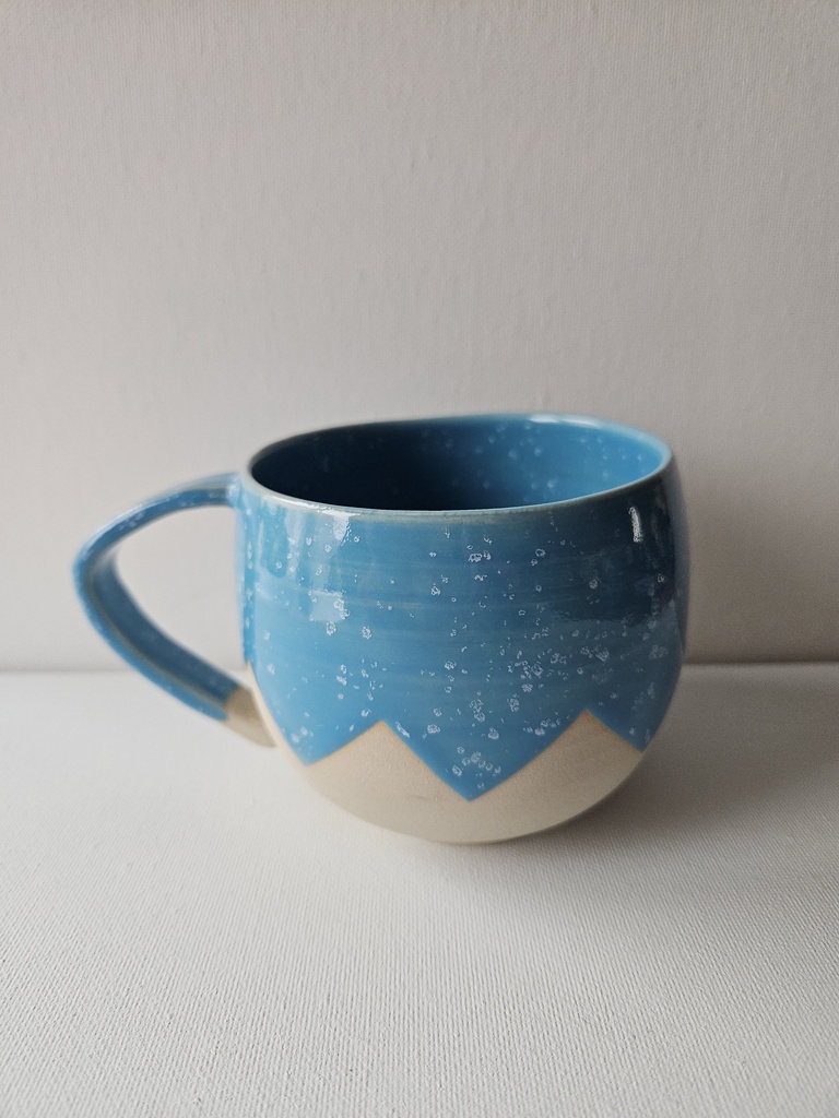 Blauwe mok met hoekige randen