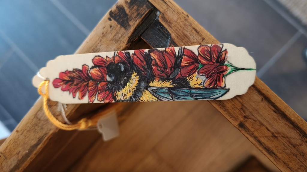Houten bladwijzer bij op bloem