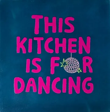 this kitchen is for dancing donkerblauw/knalroze(warmroze)